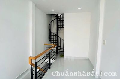 Nhà đẹp giá rẻ bán nhà đường Lê Thị Bạch Cát P13 Q11. DT: 30,7m2. Giá: 2 tỷ 150. Sổ hồng riêng.