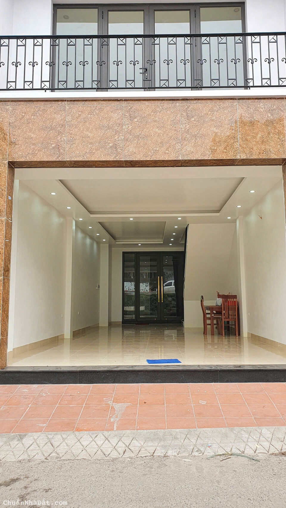 Cho thuê nhà mặt đường Âu Cơ, Tây Hồ 50M x 3T giá 20tr, kinh doanh đa dạng