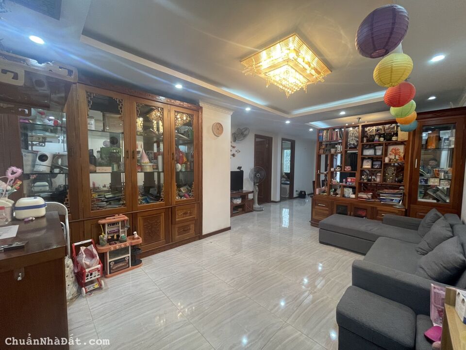 Bán căn hộ chung cư 137 Nguyễn Ngọc Vũ 125m2 3PN 2WC nhà đẹp giá 5.* tỷ LH 0356593622