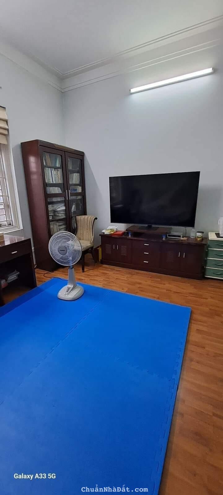 Cần cho thuê nhà tại Phố Ô Cách, Đức Giang, Long Biên. Có hầm để xe. Giá 10tr/tháng.