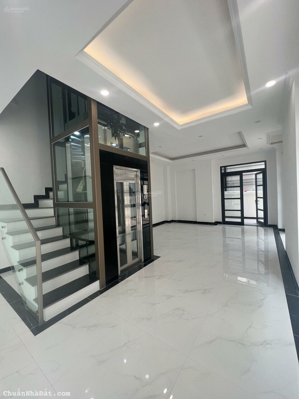 Cho thuê shophouse HA2 xẻ khe mặt đường 30 m, có thang máy Vinhomes Ocean Park