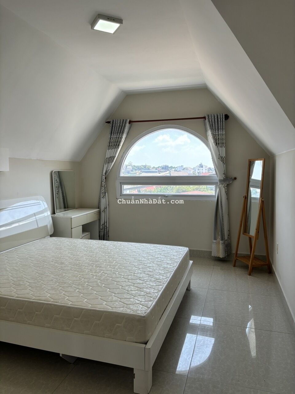 CHO THUÊ NHÀ MẶT TIỀN NGUYÊN CĂN GẦN KDL THUNG LŨNG TÌNH YÊU 6PN FULL NỘI THẤT 17TR 0888.113.882