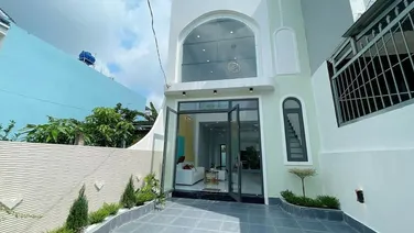 BÁN NHÀ TẶNG NỘI THẤT, SHR 5 X 20M, GẦN CHỢ BÌNH CHÁNH.