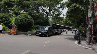 BÁN NHÀ : Đầm Trấu , mặt đường lớn ô tô tránh , dừng đỗ thoải mái, vỉa hè rộng, vị trí đẹp, ki