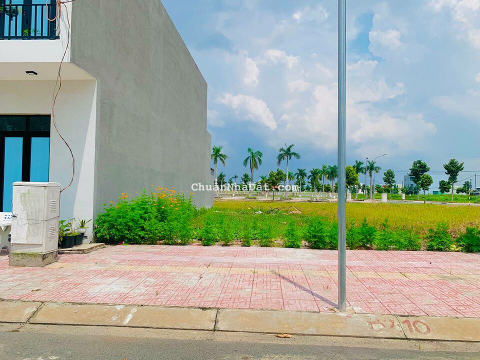 Bán lô đất ngay cạnh Nhà Thi Đấu Thủ Thừa, view hồ sinh thái mát mẻ, gía mềm