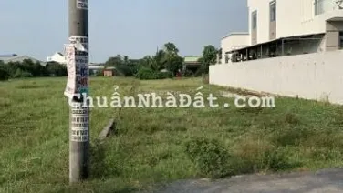 Kẹt tiền nên cần bán gấp lô đất 300m2, thổ 100%, 700tr LK thị trấn Đức Hòa 0938192162