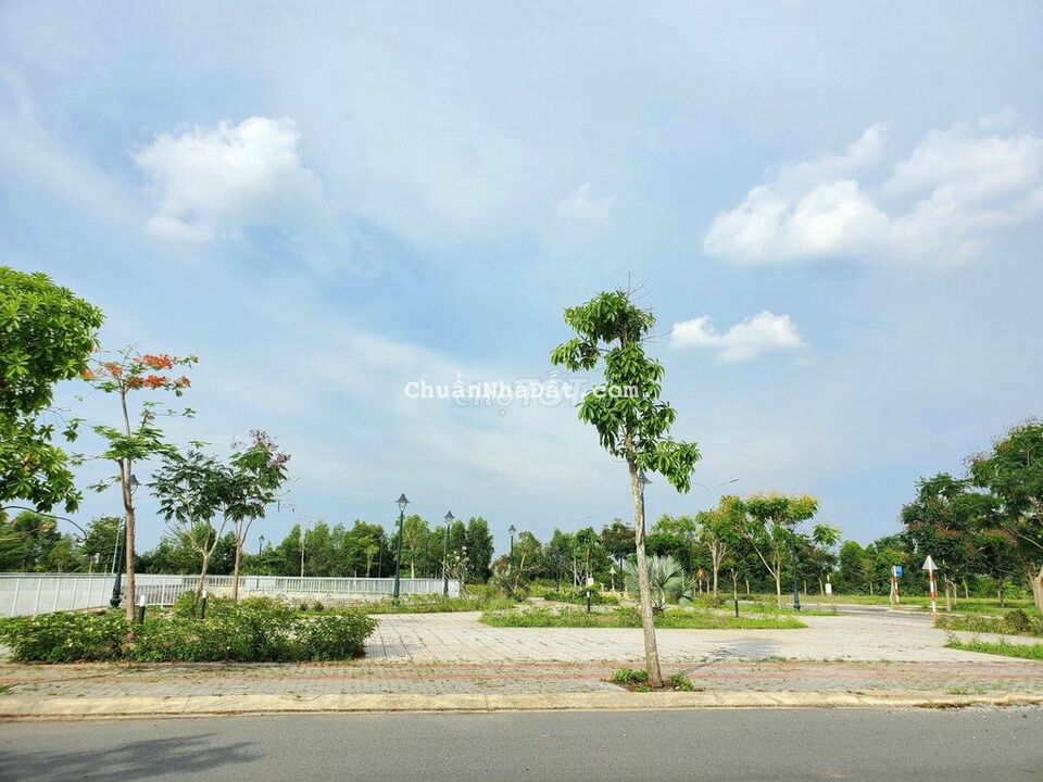 Bán gấp lô góc 115m2 KDC Lago Centro mặt tiền ĐT830 huyện Bến Lức