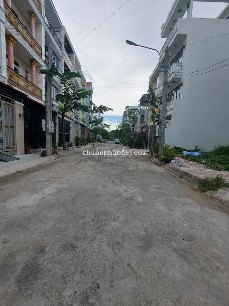 BÁN ĐẤT ( 4,3X16) KDC HOANG HOA  LONG HẬU , CÁCH NHÀ BÈ 1KM.