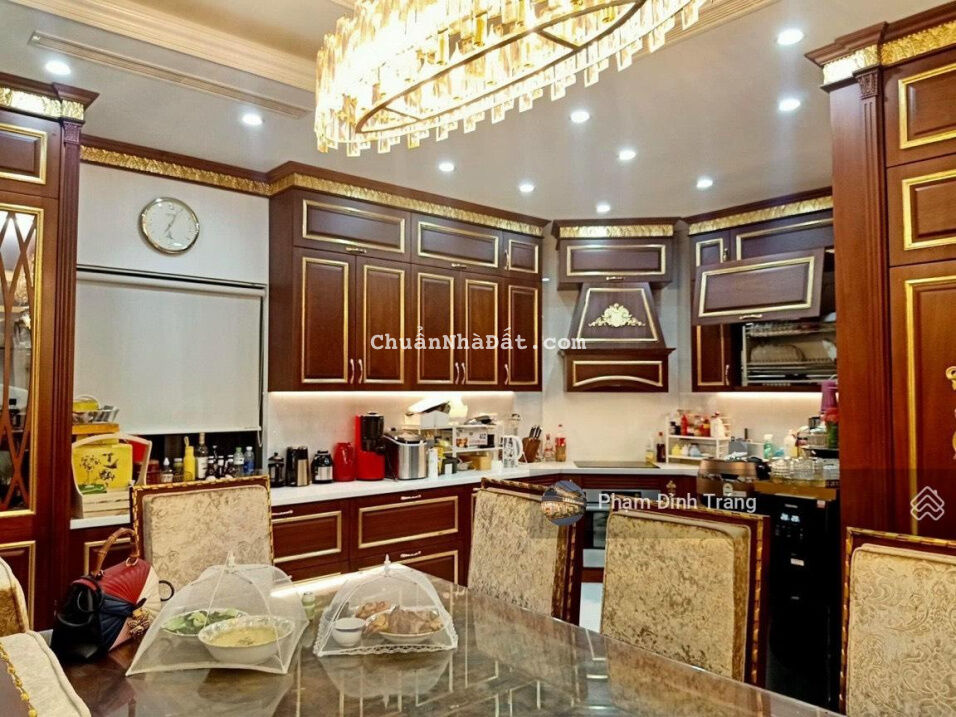 Bán gấp biệt thự bán đảo Linh Đàm gần khách sạn Mường Thanh có hầm, giá rẻ, phong cách hoàng gia