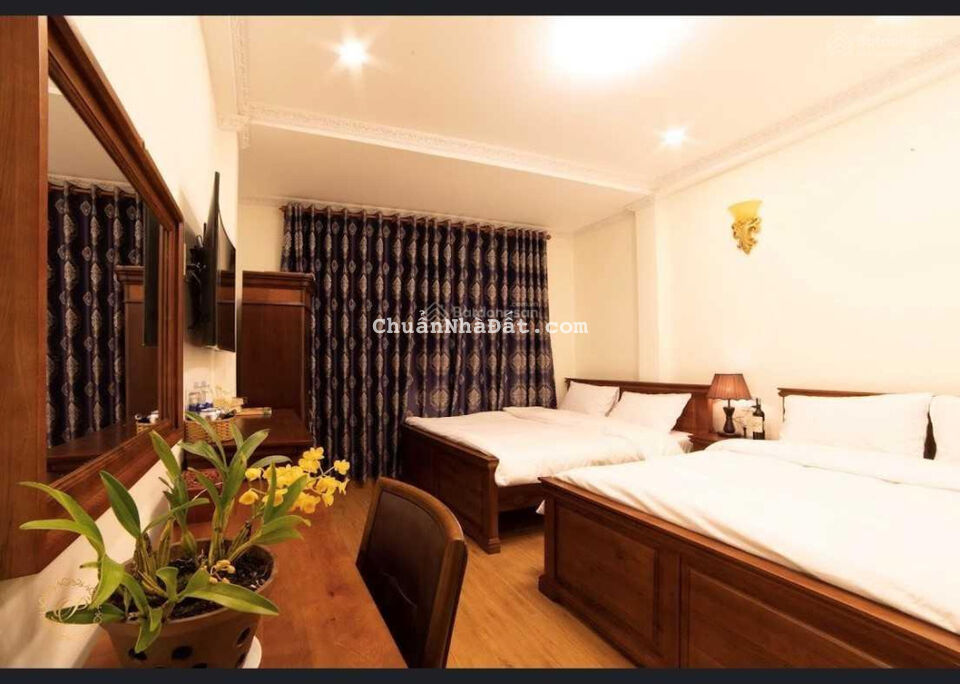 Bán khách sạn hai mặt tiền đường chính ngay chợ đêm - Phan Như Thạch (Nam Kỳ Khởi Nghĩa), P. 1