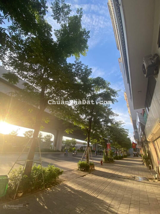 Mặt phố Phạm Văn Đồng, lô góc, kinh doanh, 86m2, 31,5 tỷ