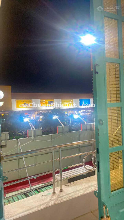 Mặt tiền Phan Văn Trị đối diện Emart 5m x 20m 3 tầng