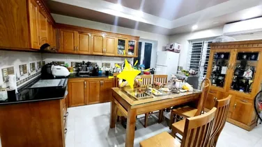 Do có nhu cầu chuyển công tác, chị mình bán căn nhà mặt đường Trại Lẻ. Ô tô vào nhà. Vị trí đẹp