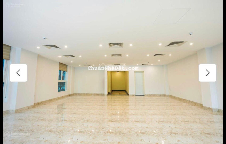 Bán tòa nhà văn phòng mặt phố Long Biên, nở hậu, gần cầu Trương Dương