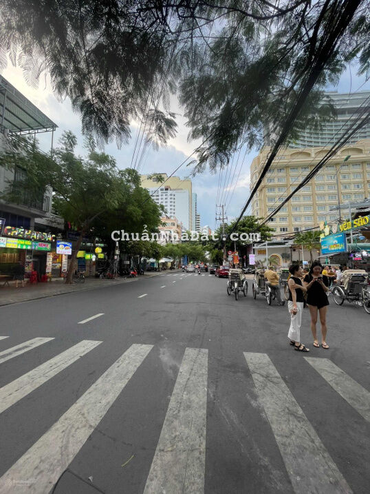 Bán nhà mặt đường Hùng Vương, đối diện Chợ Đêm, cách Biển 100m, giá chỉ 350tr/m2. LH 0977681668