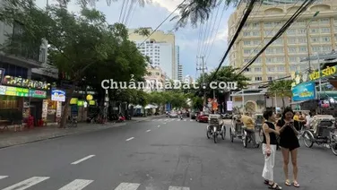 Bán nhà mặt đường Hùng Vương, đối diện Chợ Đêm, cách Biển 100m, giá chỉ 350tr/m2. LH 0977681668