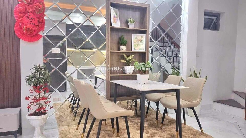 Gần 381 Nguyễn Khang _Ngõ Oto_Gần hồ_Mới_Full đồ