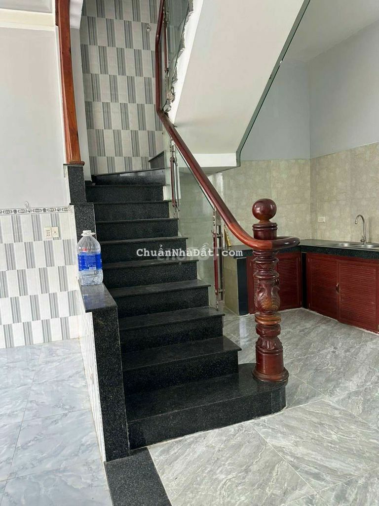 Nhà Lầu Trệt Sát Chợ Dĩ An 500m, Giá 2ty250