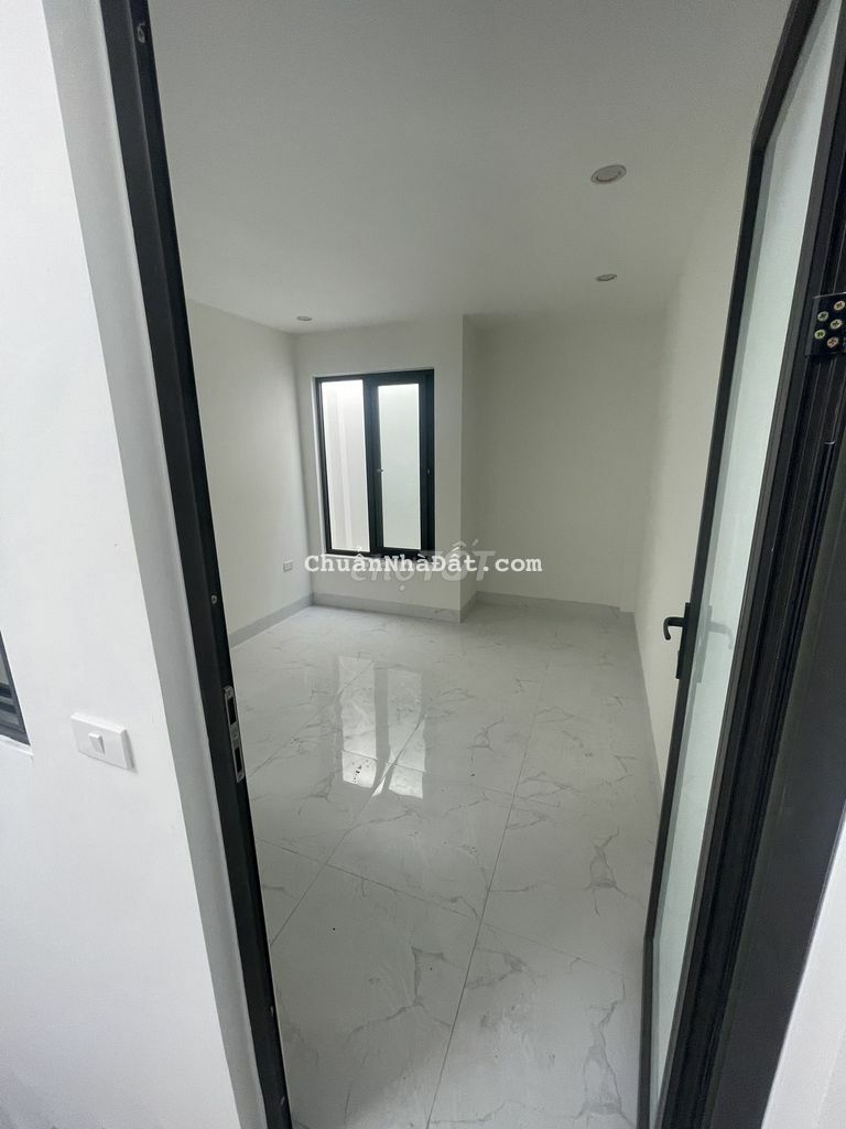 đông la ngõ ô tô con 4 tầng 42.6m2 2,58 tỷ