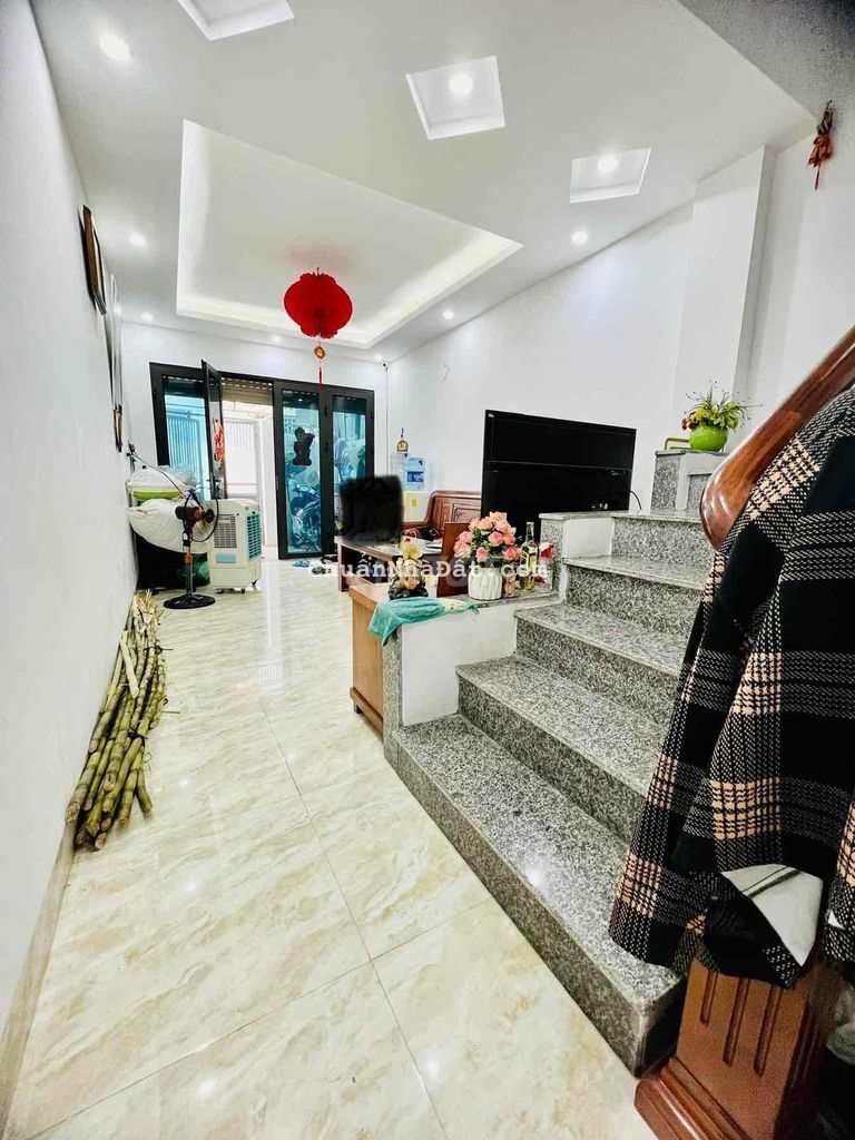 NHÀ MỚI XÂY 3 NĂM ĐẸP  VỊ TRÍ THUẬN TIỆN PHỐ HOÀNG MAI  OTO ĐỖ CỬA