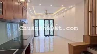 Bán nhà Long Biên đường Bát Khối Cổ Linh 36m2 4,5 tầng nhà mới, bàn giao nhà ngay giá 2,35 tỷ