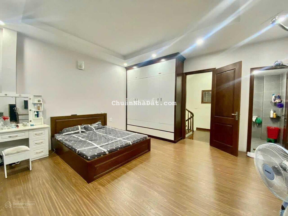 Bán nhà Bồ Đề 40m2, 4 tầng, gần hồ, nội thất đẹp, giá nào cũng bán. Chỉ 4.3 tỷ có thương lượng