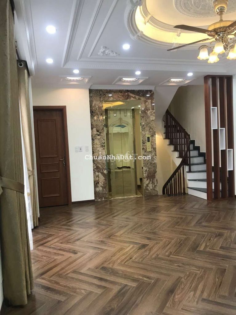 NHÀ ĐẸP Ở NGAY VIỆT HƯNG LONG BIÊN, 6T THANG M,OTO VÀO NHÀ. GIÁ 6 TỶ.