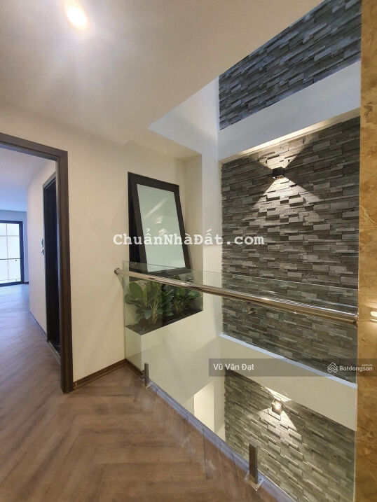 Bán nhà Bồ Đề 43m2 6T thang máy. Lô góc. Ô tô cách 2 nhà ra mặt phố. Đỗ được 30 ô tô. Gần cầu 6.5tỷ