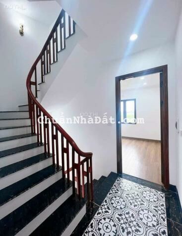 Bán nhà Cổ Linh đối diện Aeon Mall Long Biên 48m2 4 tầng có sân để xe giá 3,99 tỷ.