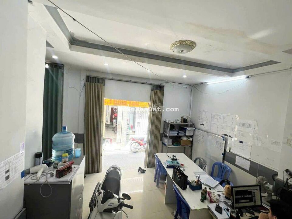 Nhà 4 tầng gần siêu thị Vincom