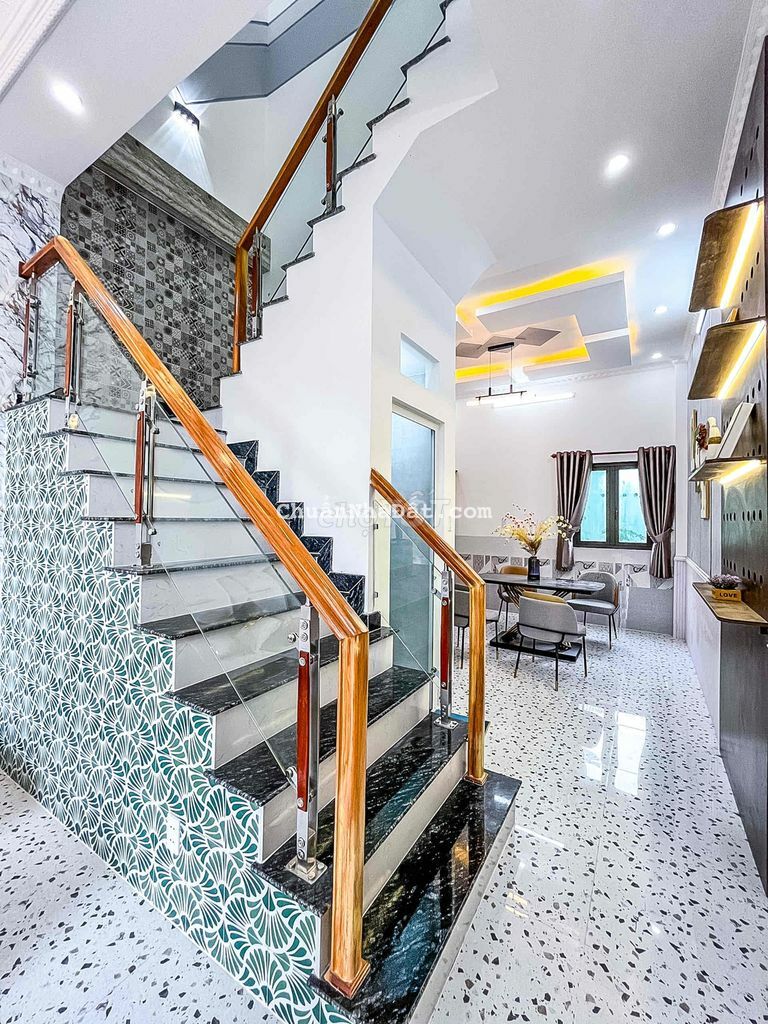 NHÀ LẦU MỚI TUYỆT ĐẸP FULL NỘI THẤT GẦN TRƯỜNG ĐHYD CẦN THƠ