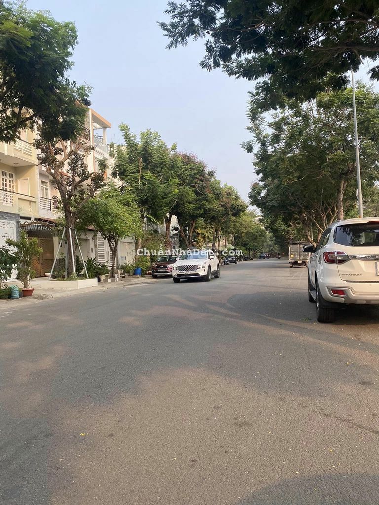 Nhà 4 tầng, đẹp hiện đại, ngay KDC Tân Phong, 4x18m, MT đường 30m