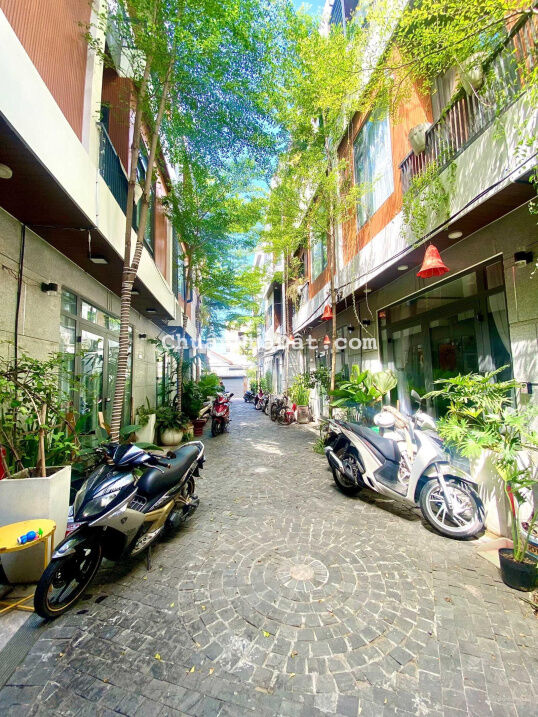 Chủ định cư nước ngoài bán gấp nhà 3 tầng full nội thất gần biển