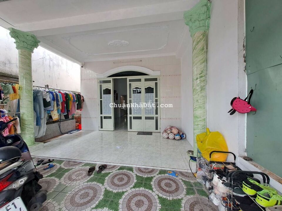 Nhà lái thiêu ngay trạm thu phí cầu phú long