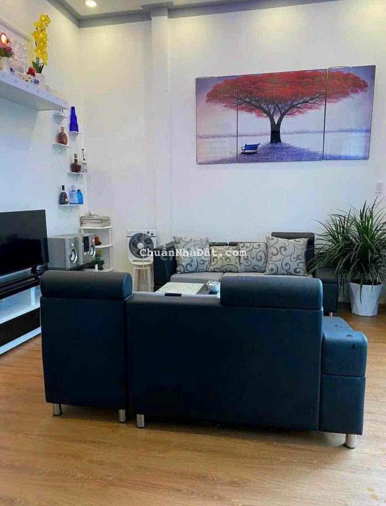 NHÀ GẦN CHỢ VƯỢT LŨ P8. TPVL. NHÀ RỘNG GIÁ HỮU NGHỊ