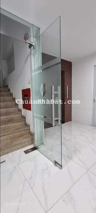 Mặt phố Nguyễn Văn Cừ - 110m2 x 8 tầng - MT 4.5m - thang máy - nội thất xịn sò