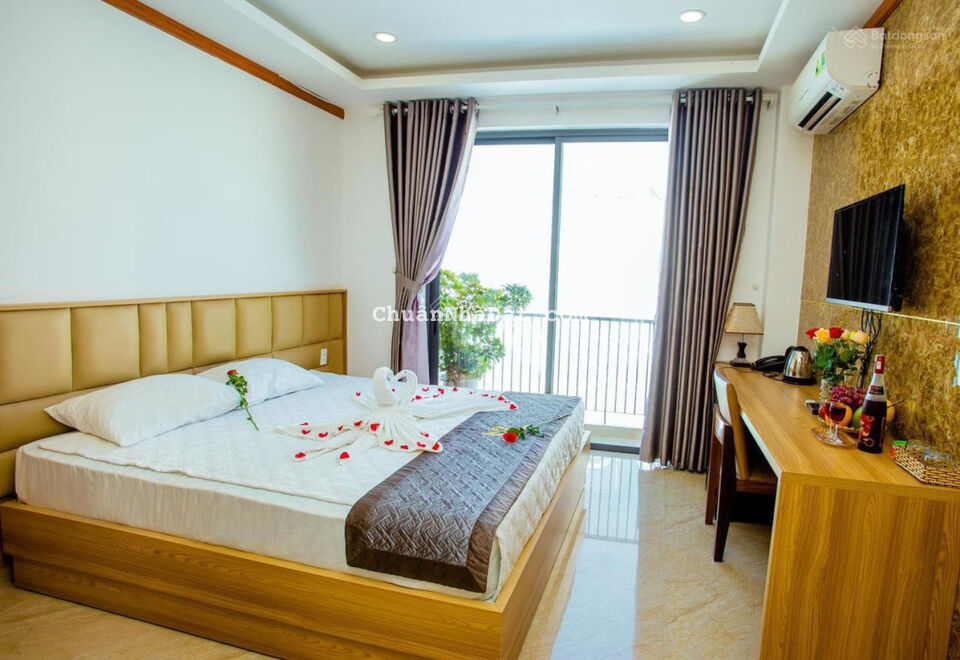 Bán nhanh khách sạn 8 tầng, 20 phòng mặt tiền Phạm Ngọc Thạch, giá chỉ 19,5 tỷ