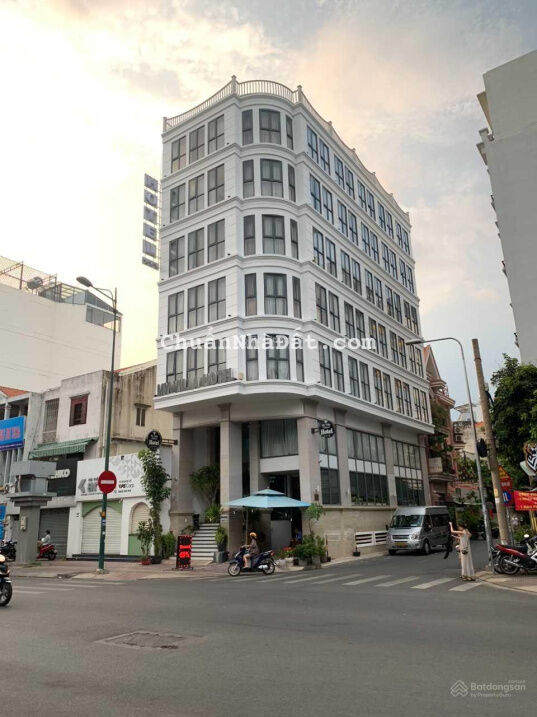Bán nhà mặt tiền Huỳnh văn Bánh Quận Phú Nhuận (8.5 x 22m) 5 lầu, HĐ thuê 150 triệu