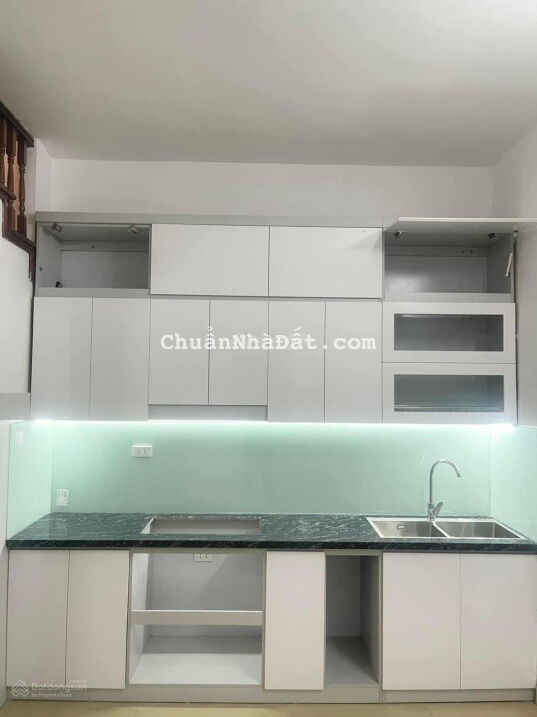 Chỉ 9.5 tỷ nhà 5 tầng, 65 m2, 4 ngủ, ô tô đỗ cửa ngày đêm phố Đội Cấn, để lại full đồ cho chủ mới