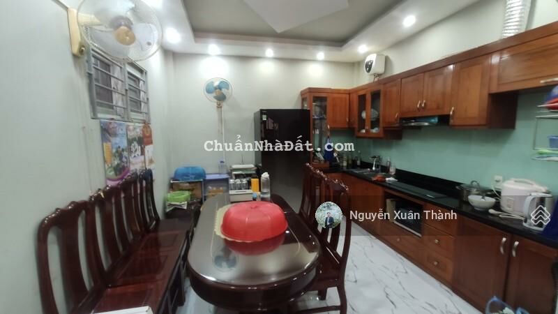 Chủ cần bán gấp nhà phố Hoa Lâm, lô góc, ngõ ô tô, kinh doanh, DT 50m2 x 5T, MT 3.7m, nhỉnh 5 tỷ