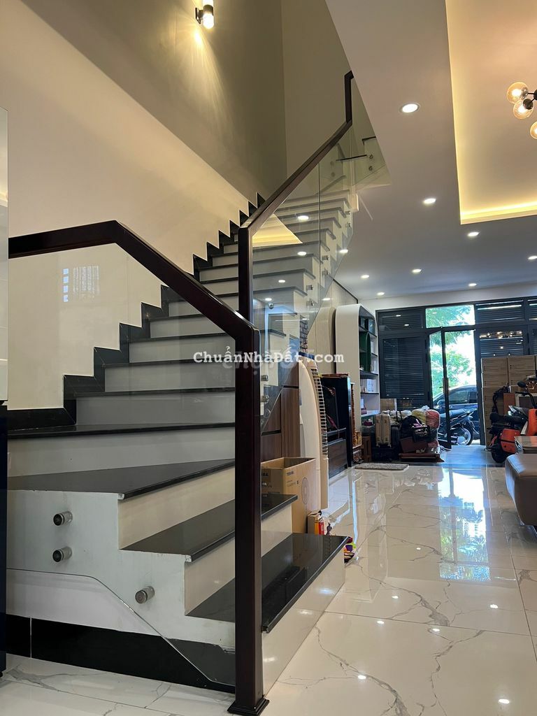Nhà đẹp 3 tầng đầy đủ nội thất KĐT Hà Quang 2