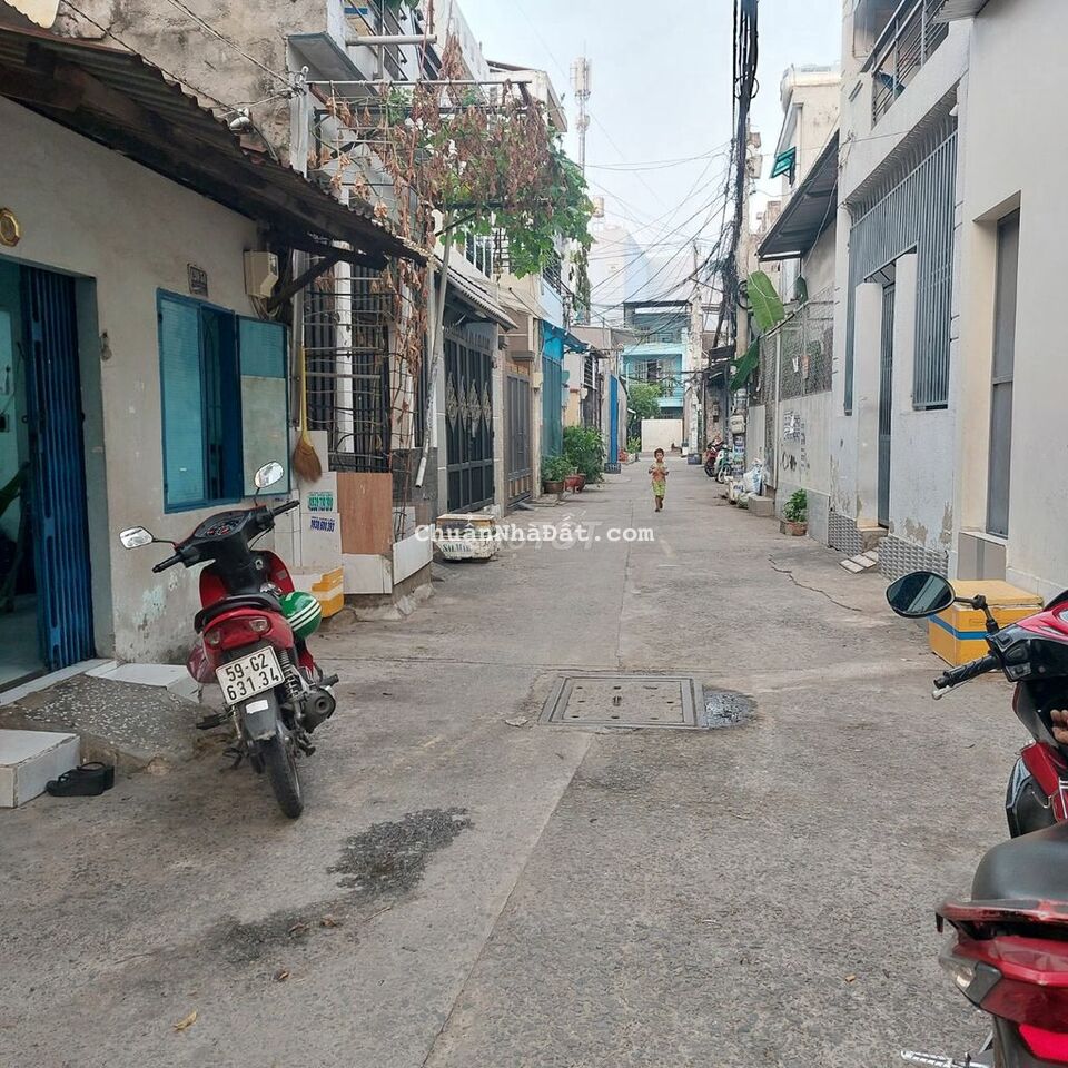 Nhà cấp 4 hẻm ô tô thông, sổ hồng riêng vuông vức gần Chợ Lạc Quang