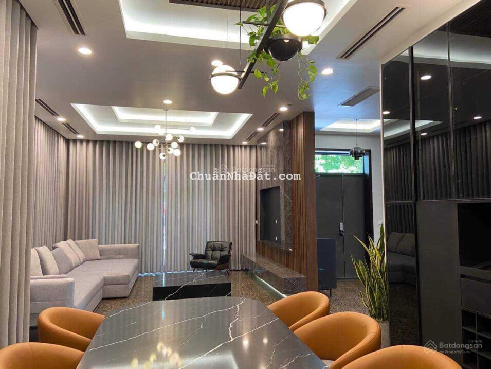 Cho thuê biệt thự đơn lập Hoàng Quốc Việt, 360 m2, 3 tầng 1 hầm, cạnh vườn hoa, 125 triệu