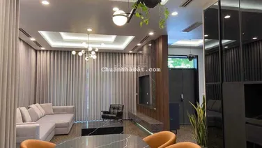 Cho thuê biệt thự đơn lập Hoàng Quốc Việt, 360 m2, 3 tầng 1 hầm, cạnh vườn hoa, 125 triệu