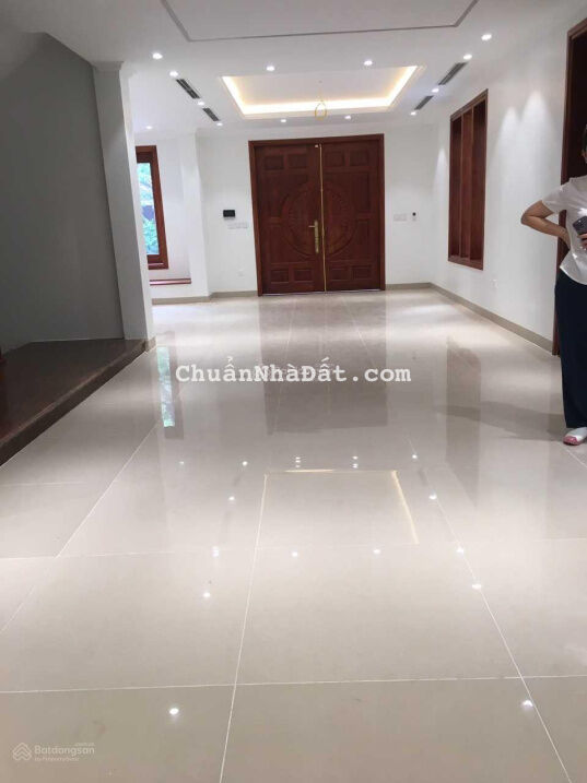 Cho thuê biệt thự khu A Dương Nội Nam Cường, HĐ. DT 200m2, MT 10m, 4T, 1 hầm, thang máy, giá 40tr