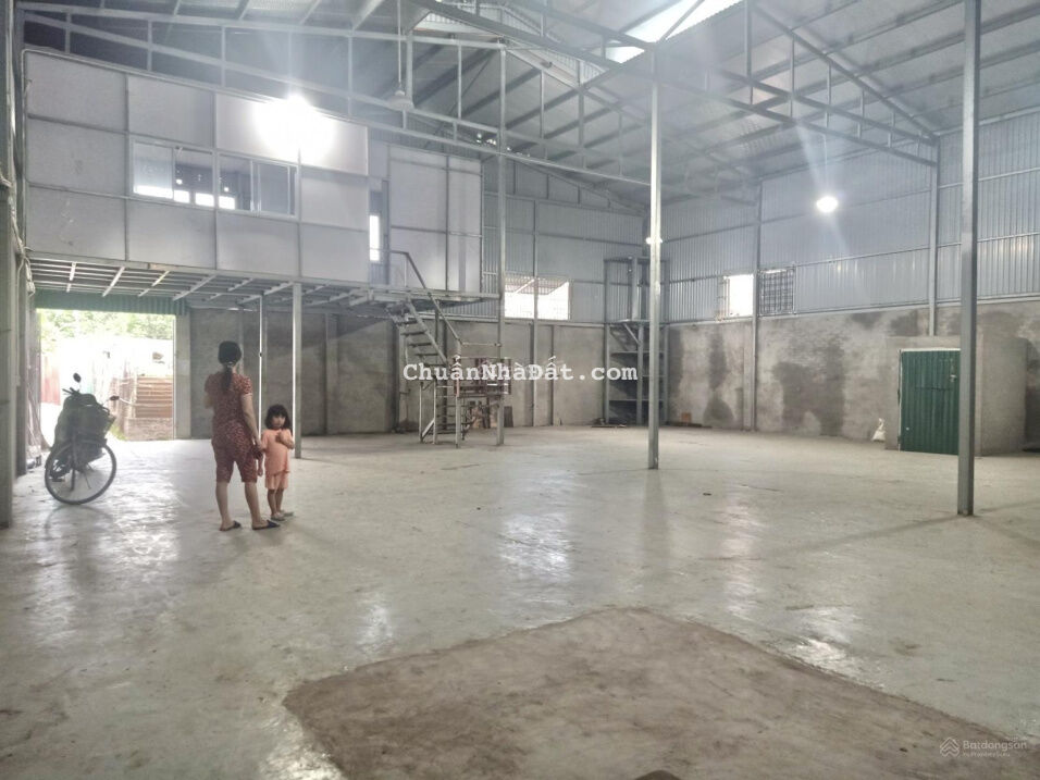 Cho thuê kho rộng giá rẻ 300m2 ở Yên Duyên Yên Sở, nền cao mái thoáng kín đáo