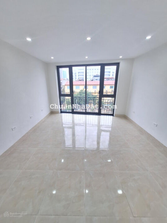 Cho thuê nhà mới xây mặt phố khu vực Huỳnh Thúc Kháng. 35m2 x 5T thông sàn. Vỉa hè rộng. 30tr/th