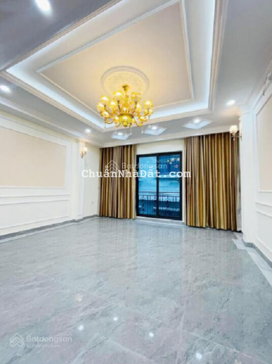 Cho thuê nhà mặt phố Hoàng Cầu. 45m2 x 5T. Thông sàn có thang máy. View hồ, mới xây. 29tr/th