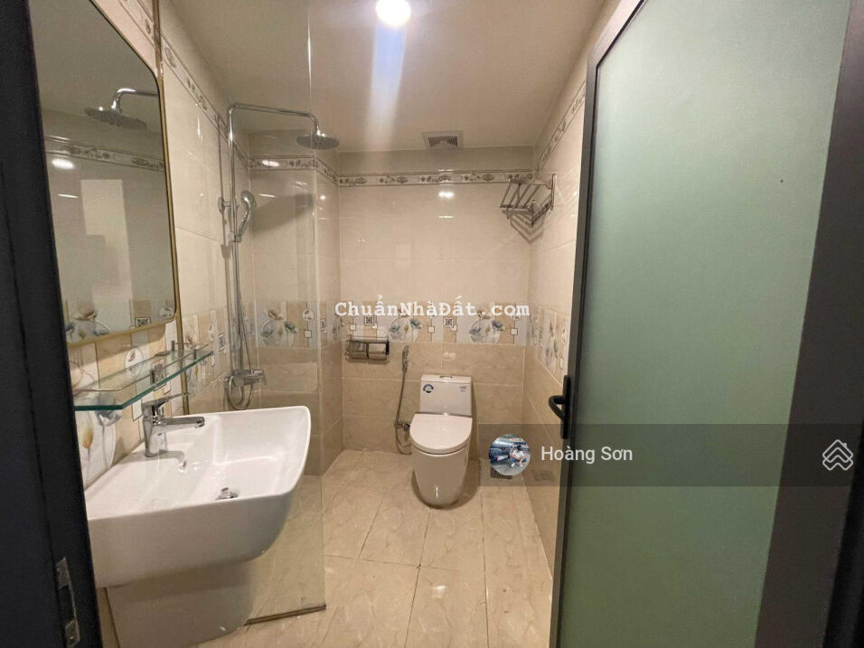 CHDV mặt tiền đường Nguyễn Xí: Trệt lửng 3 lầu 11P full nội thất