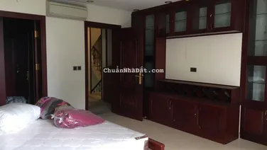 Cho thuê nhà tại Phố Kim Mã, 200m2, 3,5 tầng, MT 1m, giá cho thuê 100 triệu/tháng